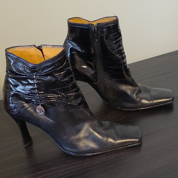 Ladies genuine black leather Italian boots - Picture 1 of 4